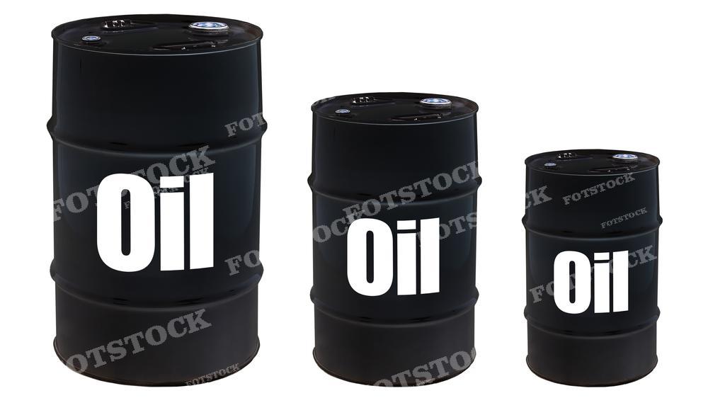 На фотографии представлены три черные нефтяные бочки разного размера с белыми надписями "Oil" на них, расположенные слева направо. Бочки находятся на однородном фоне, что делает их выделяющимся элементом изображения. Это изображение может использоваться в контексте обсуждения нефтяной индустрии, торговли нефтью, хранения и транспортировки нефтепродуктов.